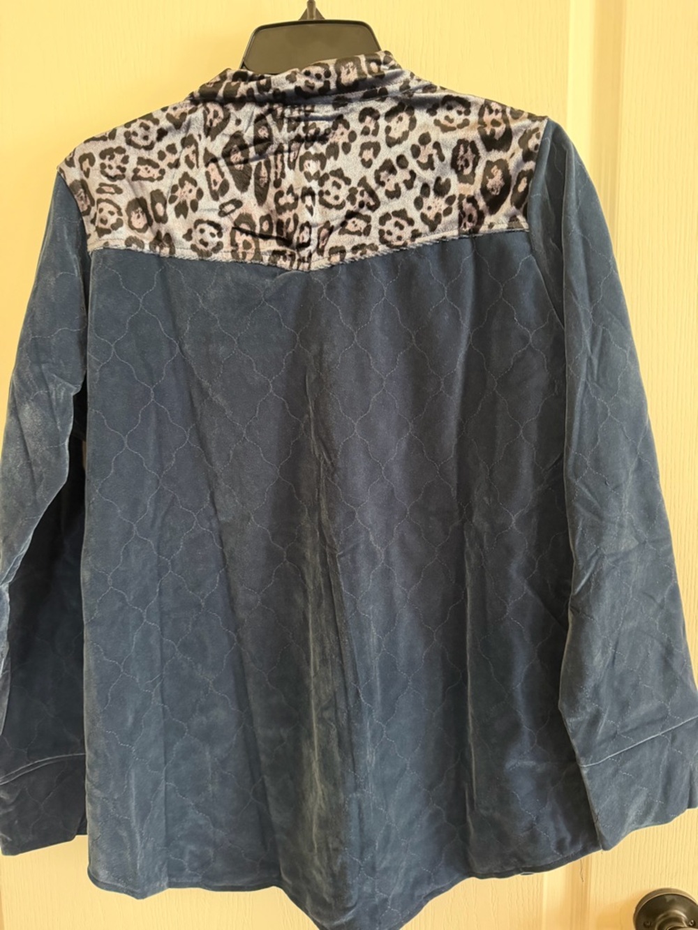 NWT Umgee Dark Blue Quilted w/Leopard Collared Shirt/Jacket/Shacket. Size S - Picture 3 of 5